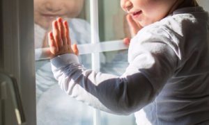 Облокотившаяся на москитную сетку 5-летняя девочка выпала из окна в Подмосковье