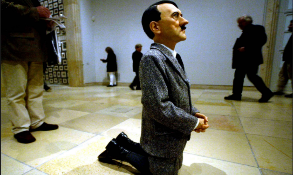 Статуя поверженного Гитлера на коленях продана на аукционе Christie's за 17 миллионов долларов 