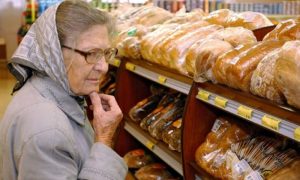 Падение доходов вынудило россиян перейти с мяса на хлеб и макароны