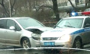 Опубликовано видео столкновения иномарки с полицейской машиной во Владивостоке
