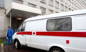 Двухлетний ребенок чудом выжил после падения с матерью с 8 этажа в Москве