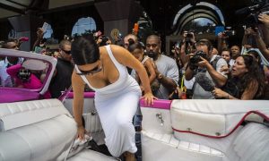 Ким Кардашьян по прилете в Гавану радовала своими пышными формами кубинских мужчин