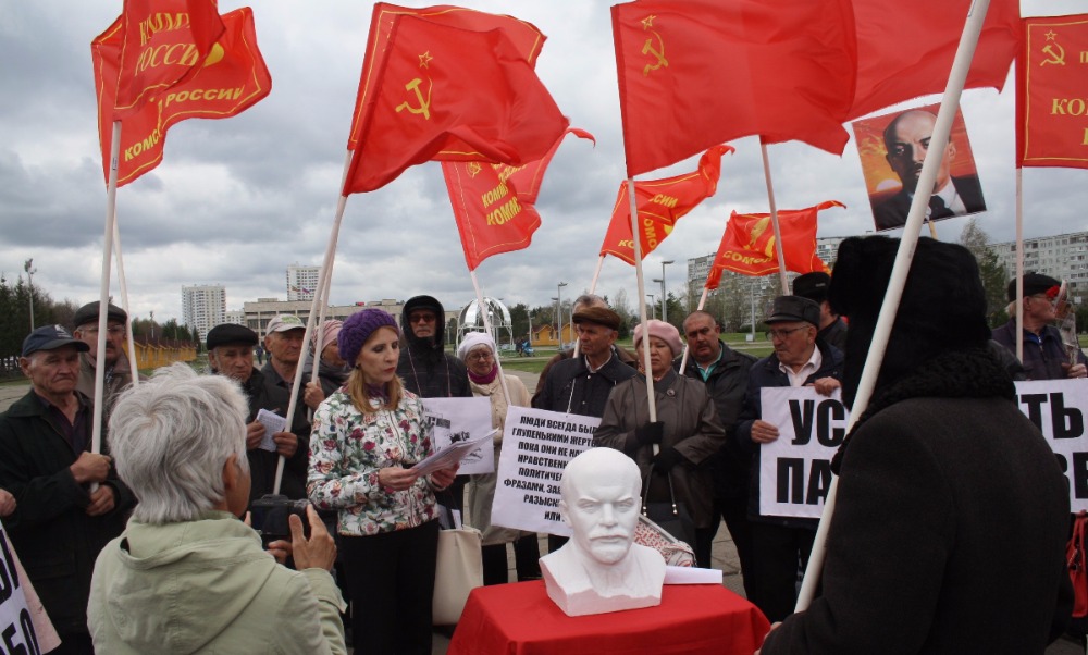 Масоны из КПСС намерены возглавить список другой партии, взяв в тройку «бойкую тетку» 