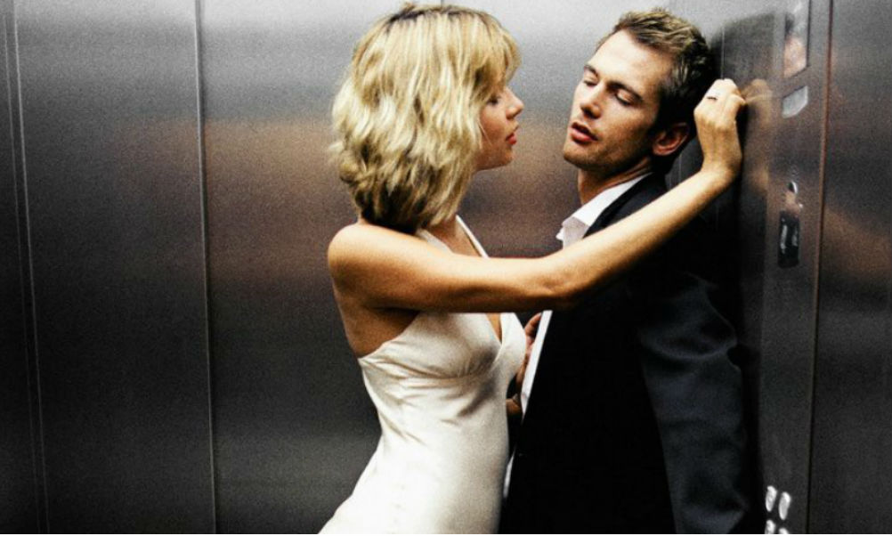 Начал приставать 18. Девушка в лифте. Парень с девушкой в лифте. Мужчина и женщина в лифте. Девушка и мужчина в лифте.