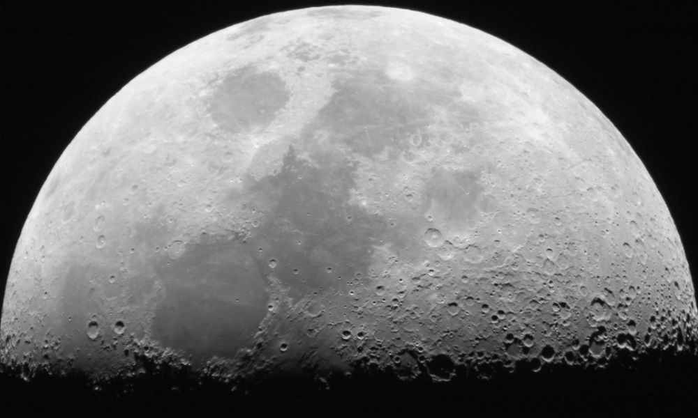 Загадочные узоры на поверхности Луны удивили ученых из NASA 