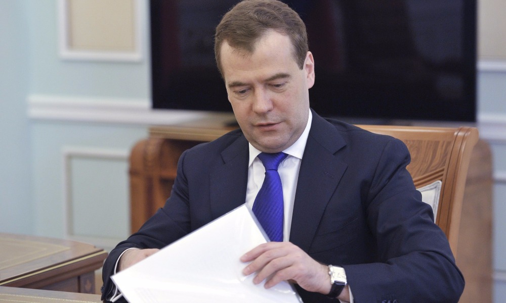 Медведев разрешил молодым семьям погашать ипотеку социальными выплатами по программе 