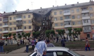 Обрушившийся подъезд 5-этажного жилого дома в Кемеровской области попал на видео
