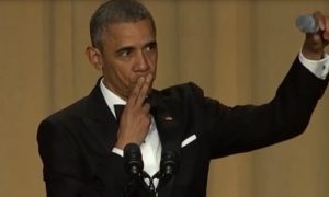 Обама высмеял Трампа и выбросил микрофон на приеме в Белом доме