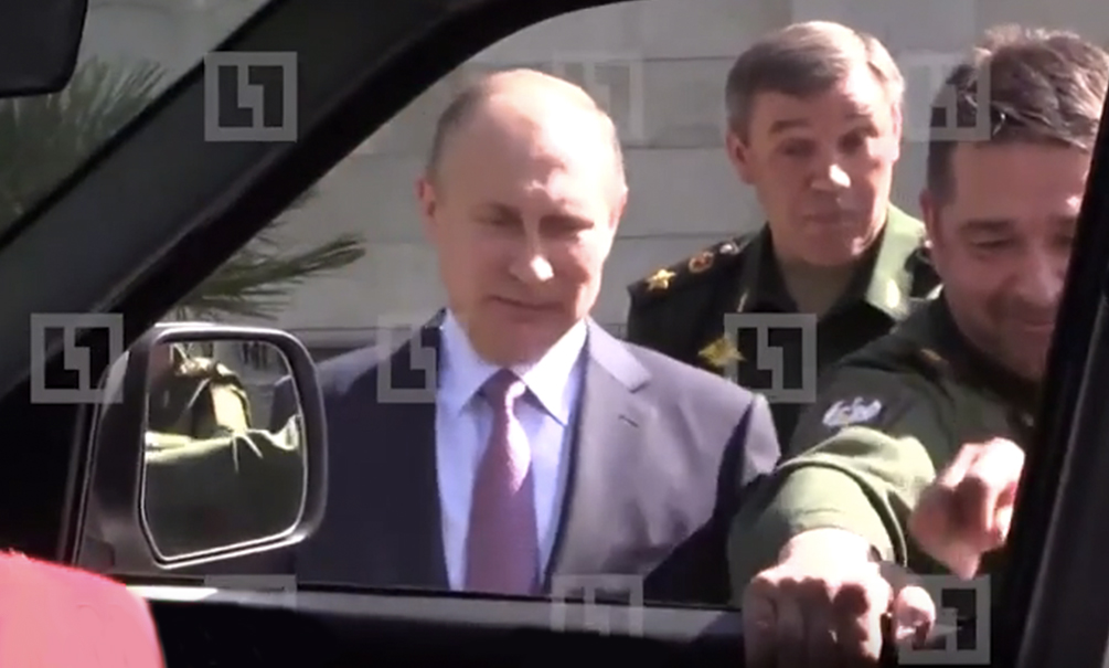 Видео конфуза генерала, рассмешившего Путина оторванной ручкой джипа, стало хитом дня 