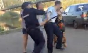 Полицейский устроил ДТП и подрался с пьяным автомобилистом в Башкирии