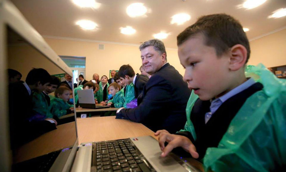 Фото Порошенко с детьми в целлофане высмеяли интернет-пользователи 