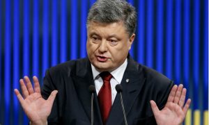 Порошенко из-за Донбасса попал в цугцванг, что ведет к снятию санкций против России, - Германия