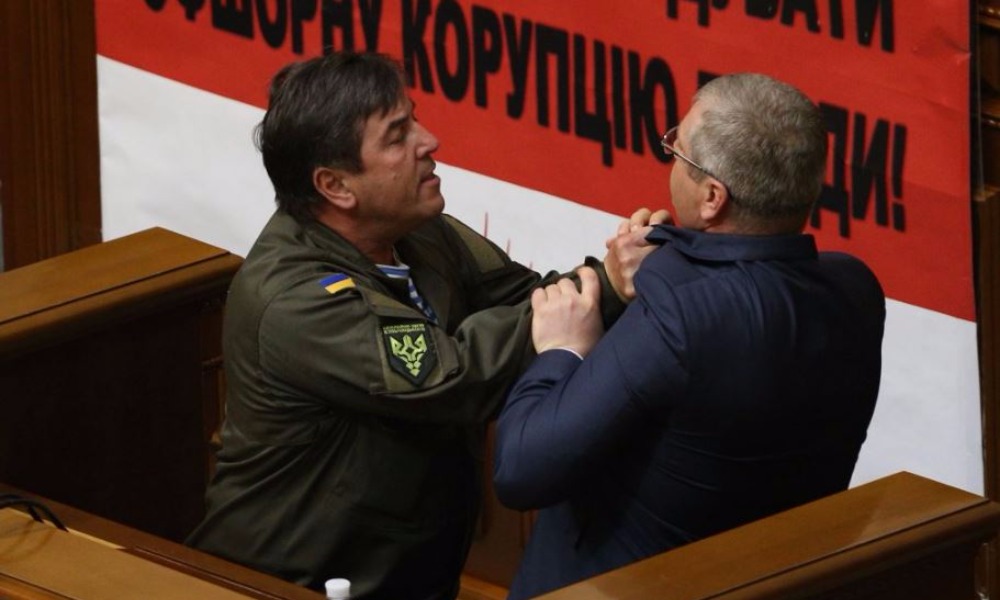 Депутаты Верховной рады сцепились между собой из-за выступления с трибуны на русском языке 
