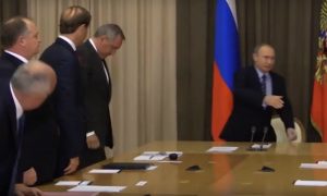Саакашвили помог Рогозину отшутиться после замечания Путина о съехавшем галстуке