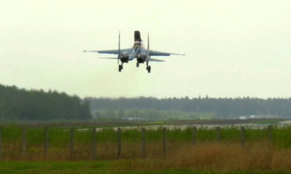 Самолет Су-27 с отказавшим двигателем экстренно сел в Липецке 