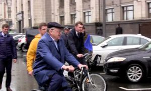 Приезд Жириновского в Госдуму на дешевом велосипеде попал на видео
