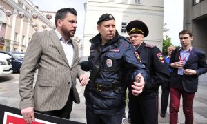 Соратника Навального вместе с журналистом и активистом задержали за пикет против переназначения Чайки возле Совфеда