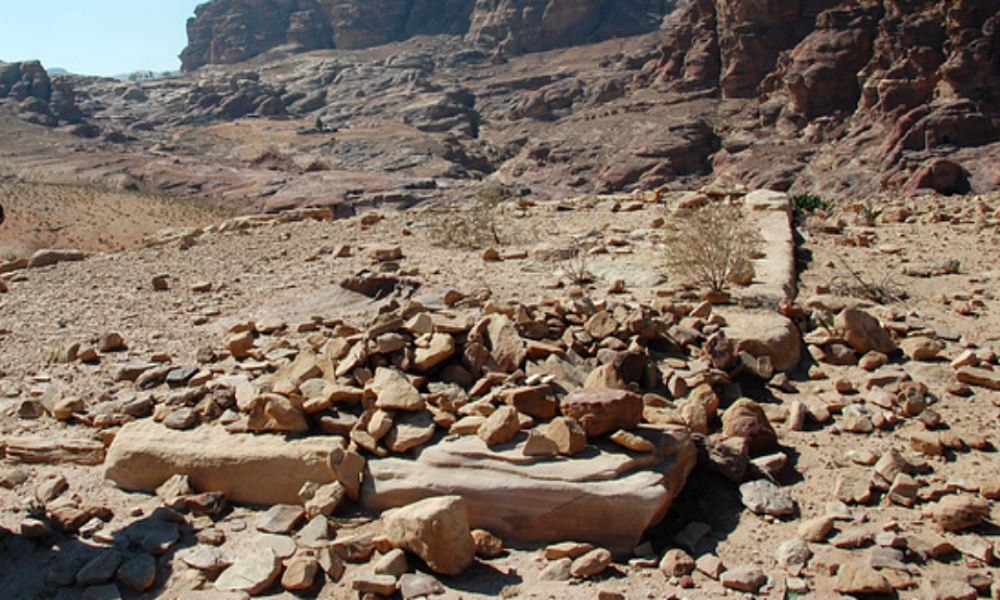 Древнюю иорданскую каменную плиту с аркой нашли на фото Земли из космоса 