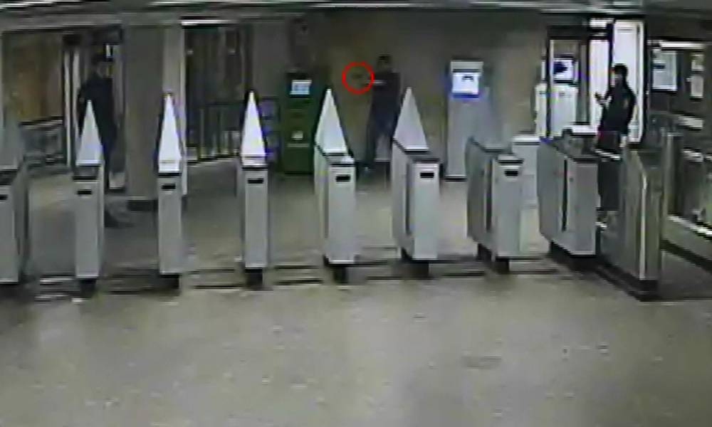 Приезжий из Оренбуржья напился и устроил дебош с оружием в столичном метро 