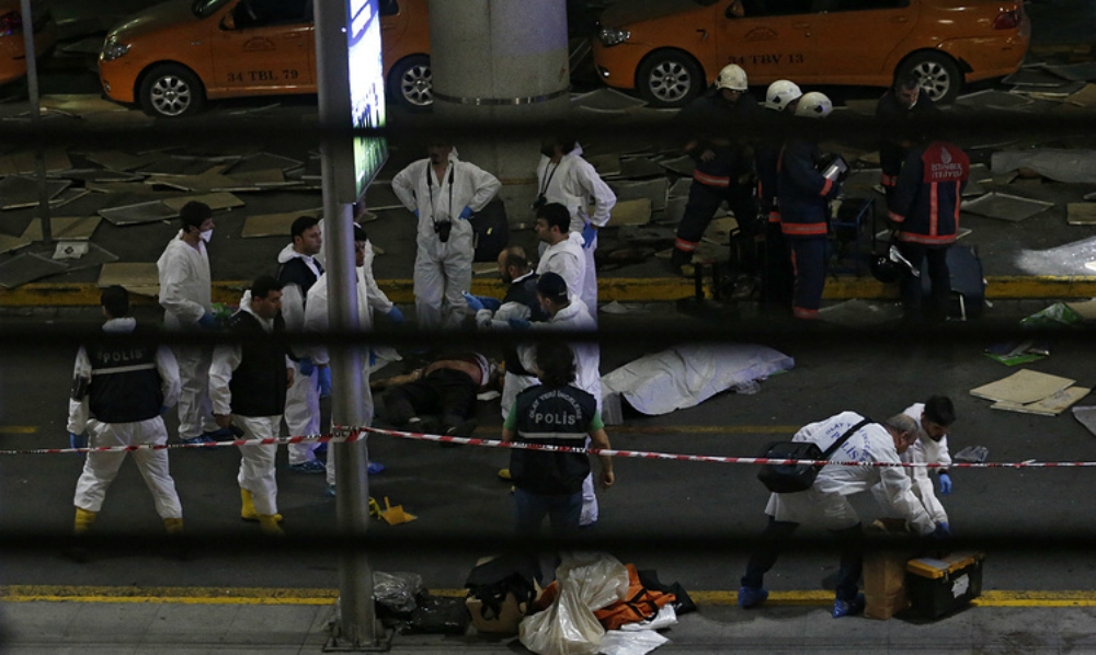Количество погибших во время теракта в аэропорту Стамбула достигло 50 человек 