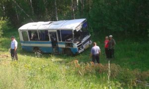 На трассе под Красноярском слетел в кювет автобус с пассажирами