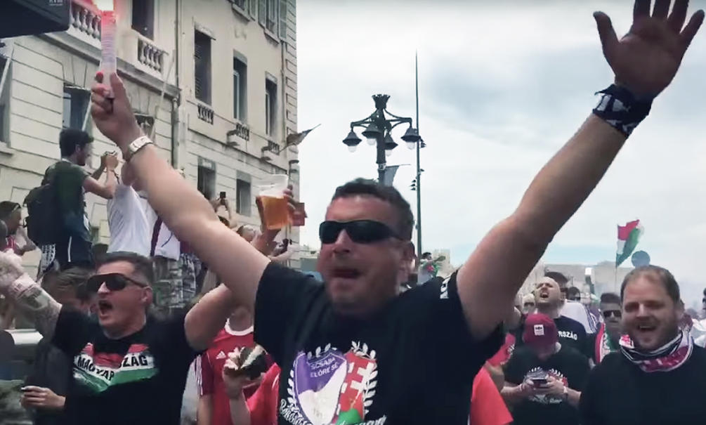 На видео попали факельное шествие и драка венгерских болельщиков перед матчем на Евро-2016 