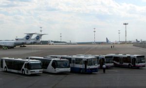 Водитель автобуса умер во время перевозки пассажиров к самолету во Внуково