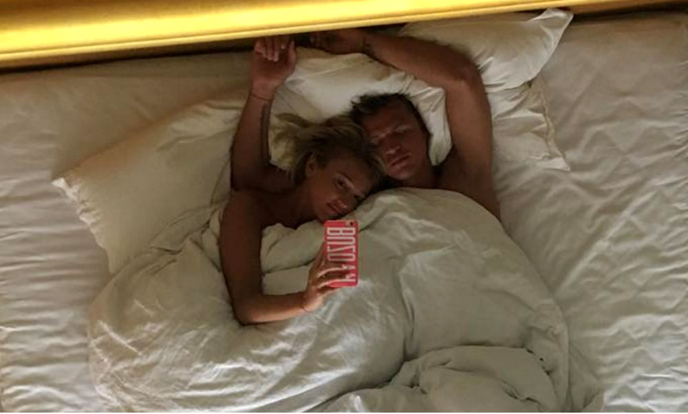 Обнаженное селфи Ольги Бузовой в постели с футболистом под зеркальным потолком взбудоражило поклонников 