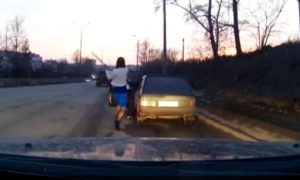 Челябинская красотка в мини ударила битой подрезавшего ее водителя и попала на видео