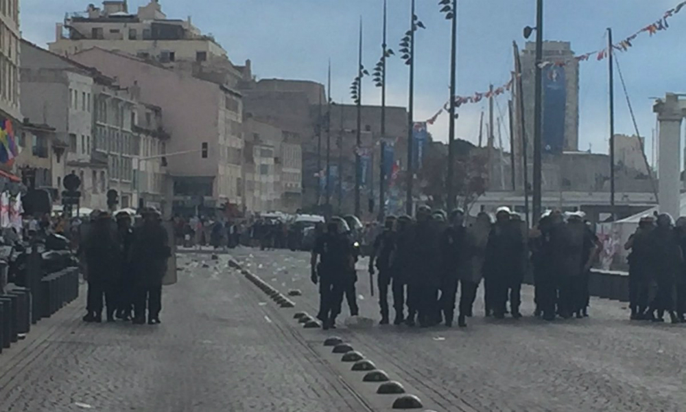 Драку российских и английских фанатов полиция Марселя остановила с помощью слезоточивого газа 