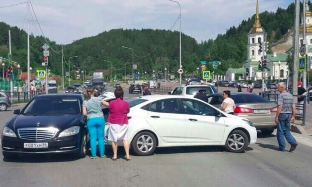 Работа водителем в ханты мансийске. Автомобили ХМАО. Машина Ханты Мансийск. Кортеж губернатора ХМАО. Полицейские машины Ханты Мансийска.