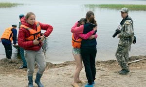 Инструкторы заставили детей плыть, несмотря на штормовое предупреждение в Карелии