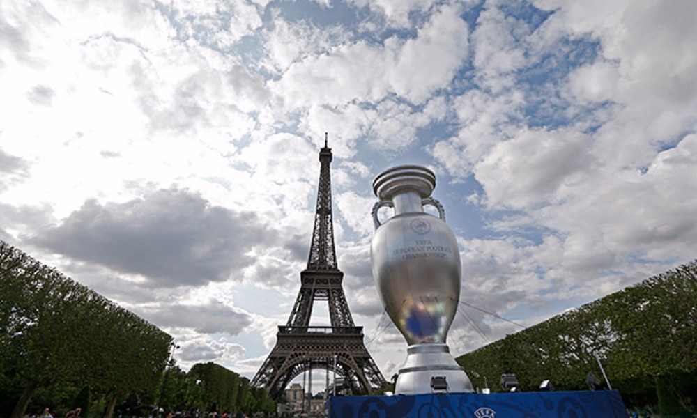 Кубок чемпионата Европы по футболу прибыл в Париж после большого турне по Франции 