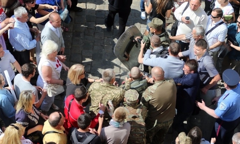 Экстремисты УНА-УНСО сорвали заседание горсовета во Львове с требованием отставки мэра 