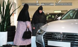 Монашки обкатывают дорогие иномарки из автосалона в Ярославле