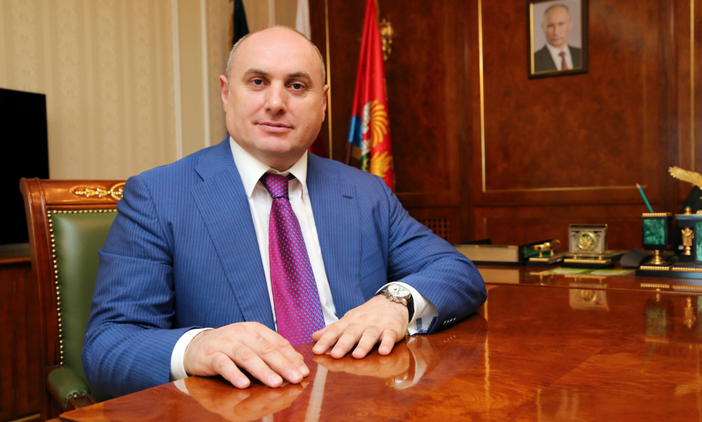 Сыну мэра Махачкалы предъявлены обвинения в нападении на полицию Дагестана 
