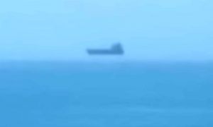 Огромный корабль инопланетян испугал туристов на пляже во Флориде и попал на видео