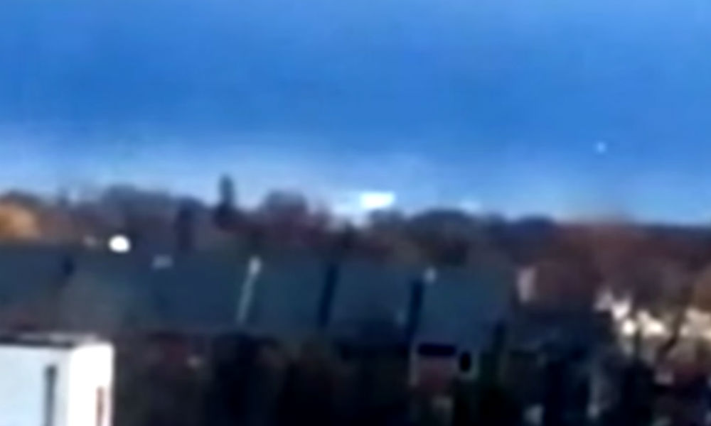 Забавные игры светящихся НЛО перед грозой снял на видео американец 