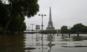 Затопленный Сеной Париж снял с высоты птичьего полета беспилотник