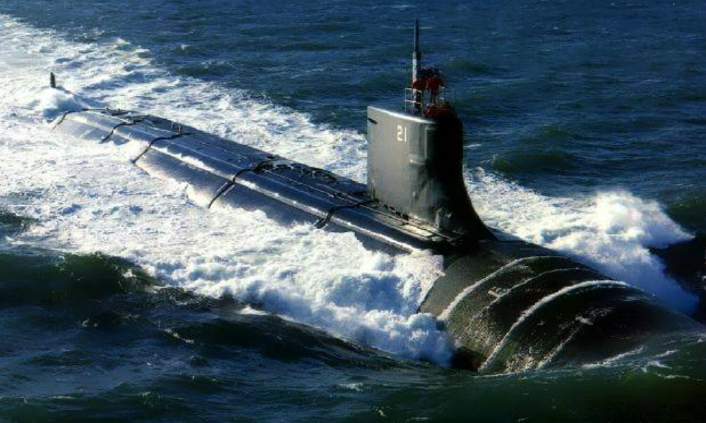 Британский корабль запеленговал российскую подводную лодку и сопровождает ее в Северном море 