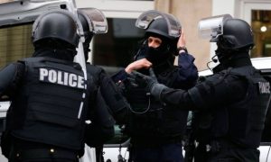 40 полицейских с автоматами ворвались в отель к российским фанатам во Франции