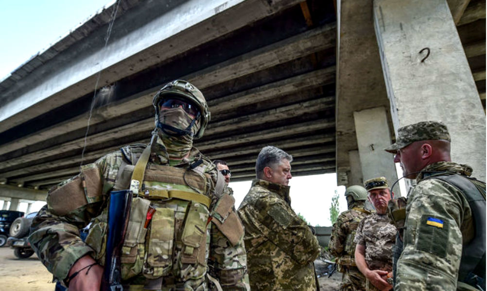 Президент Украины с грузом клубники и черешни попал под обстрел в Донбассе 