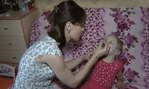 3-летнюю девочку с батарейкой в носу 