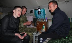 Приехавшая ночью в Донбасс Савченко пообщалась с военными и взяла в руки штурвал вертолета