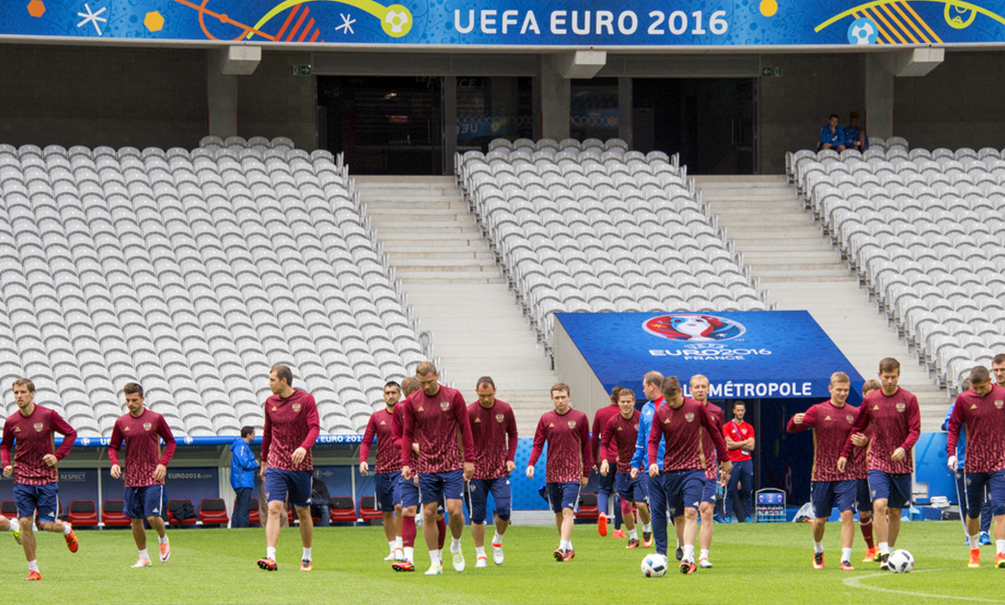 Российским футболистам разрешили надеть траурные повязки на третий матч Евро-2016 