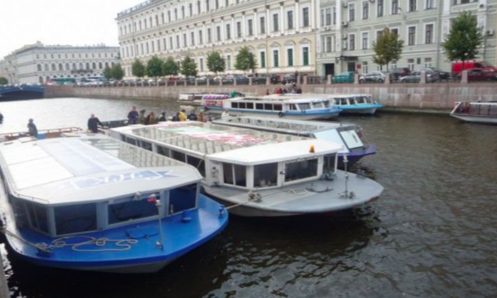 Прогулочные теплоходы с пассажирами столкнулись из-за пьяного капитана в Санкт-Петербурге 