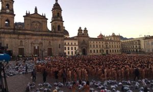 Эпатажный фотограф Спенсер Туник раздел 10 тысяч людей в столице Колумбии