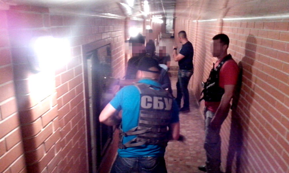 Тайные тоннели с сокровищами под особняком Героя Украины показали силовики на шокирующих фото 