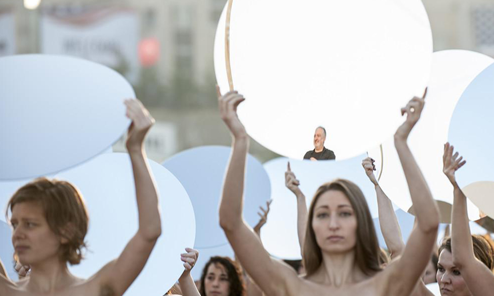 Более ста голых женщин с зеркалами в руках устроили перфоманс против Дональда Трампа 