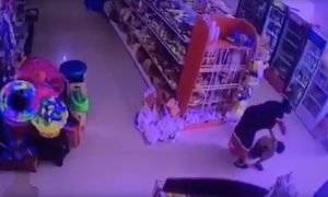 Избиение женщиной троих детей в магазине сняли на видео жители Дагестана